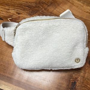 Lululemon 2L Everywhere Belt Bag Fleece Large NWOT